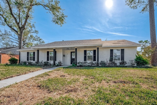 ranch-style house featuring a front lawn