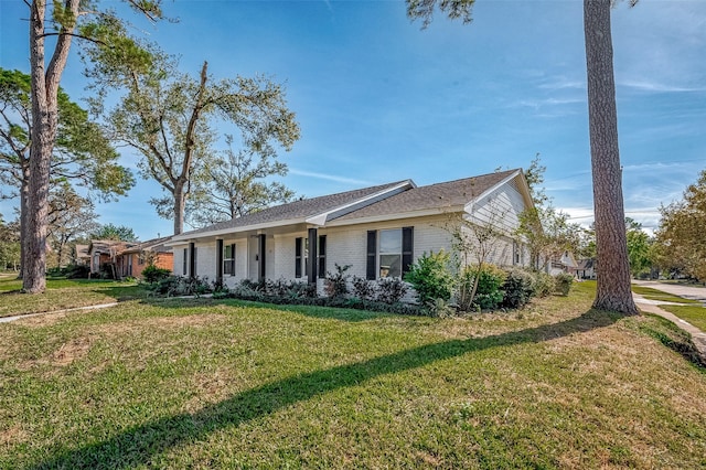 ranch-style house featuring a front yard