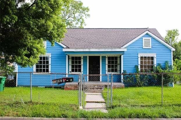 view of front facade featuring a porch and a front lawn