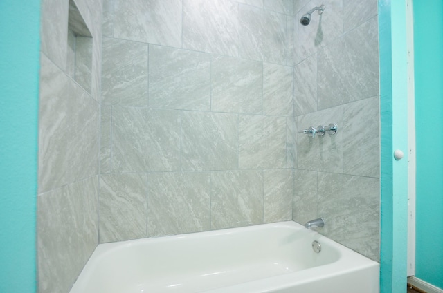 bathroom featuring tiled shower / bath