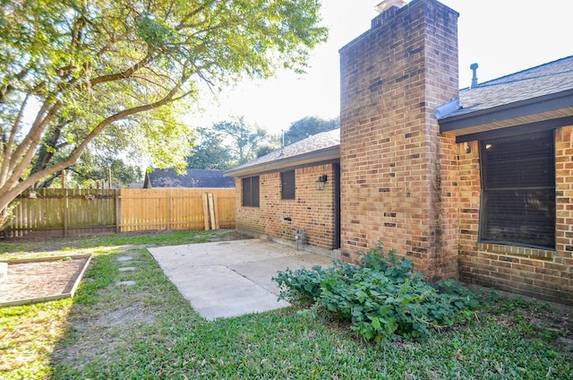 view of yard featuring a patio area