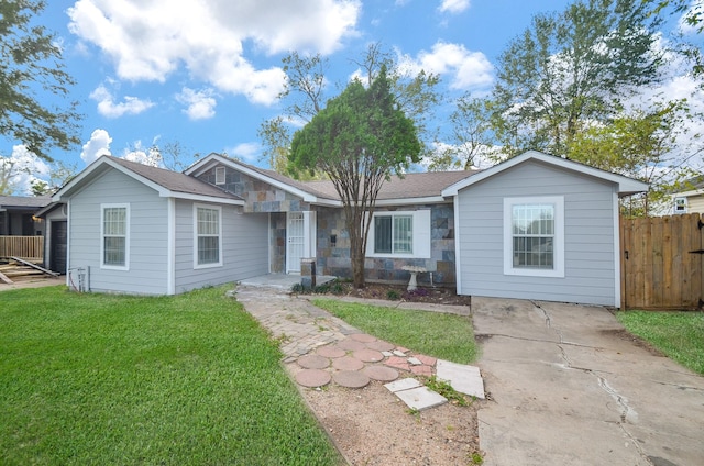 ranch-style house featuring a front lawn