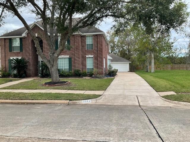 view of front of property featuring a front yard and a garage