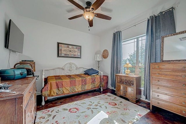 bedroom with ceiling fan