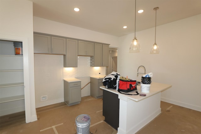 kitchen with hanging light fixtures, recessed lighting, gray cabinetry, and baseboards