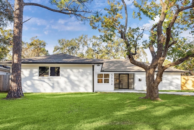 single story home with a front lawn