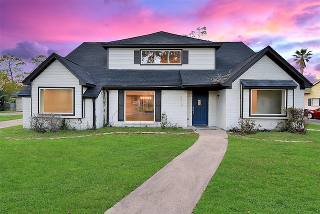 view of front of property featuring a yard