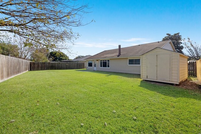 view of yard with a shed