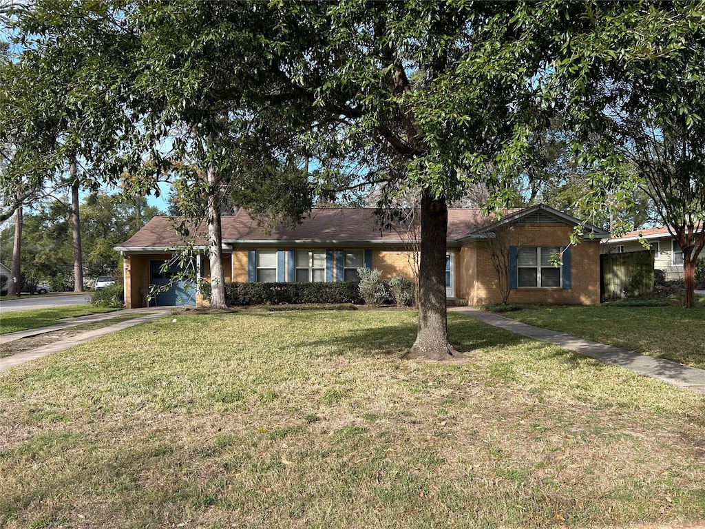 single story home with a front lawn