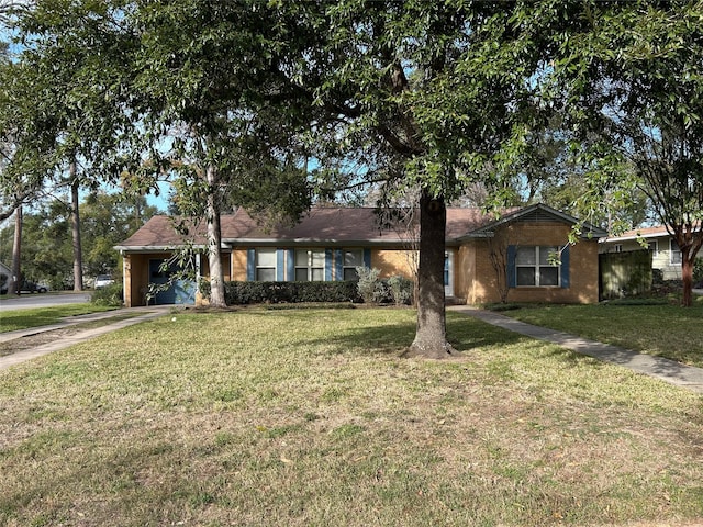 single story home with a front lawn