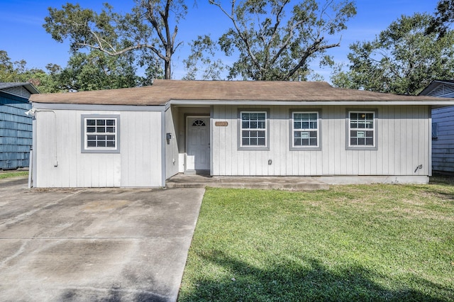 view of front of house featuring a front yard