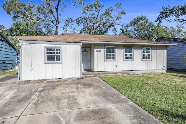 ranch-style home featuring a front lawn