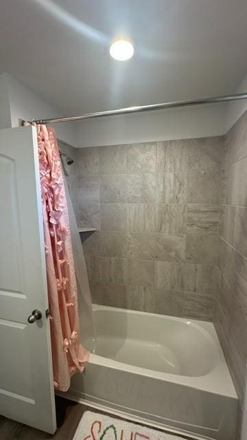 bathroom with shower / bath combo