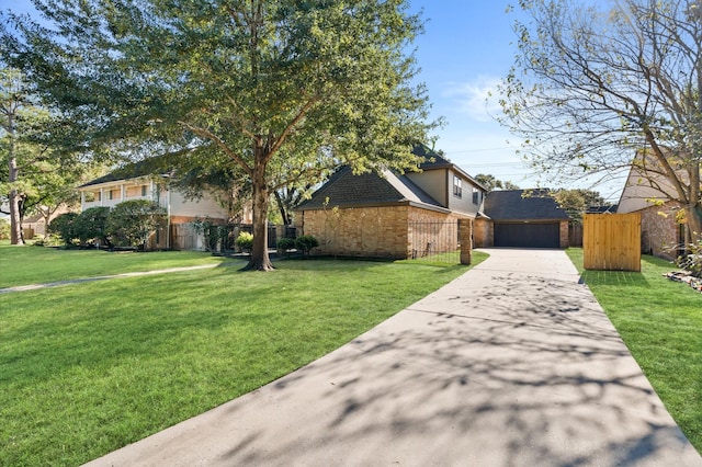 view of front of property featuring a front lawn