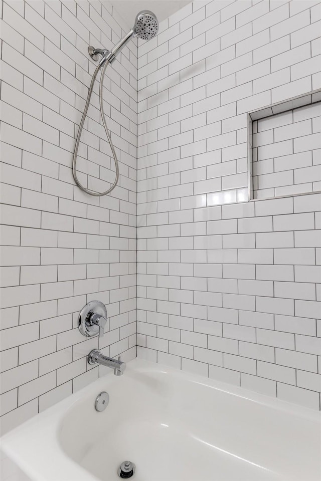 bathroom featuring tiled shower / bath combo