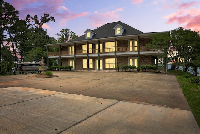 view of front of house with a balcony