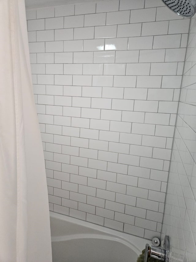 bathroom with shower / bath combo