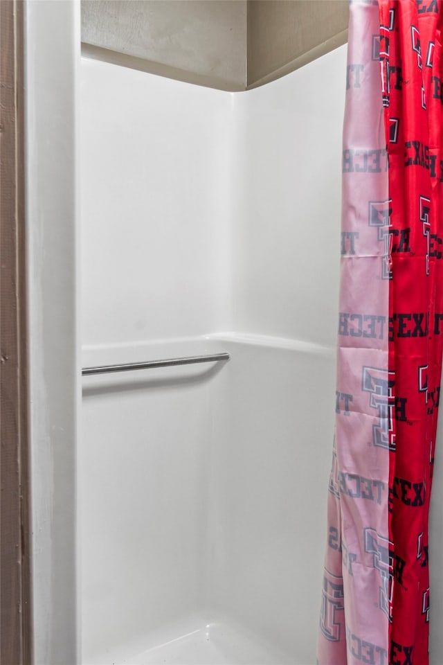 bathroom featuring a shower with shower curtain