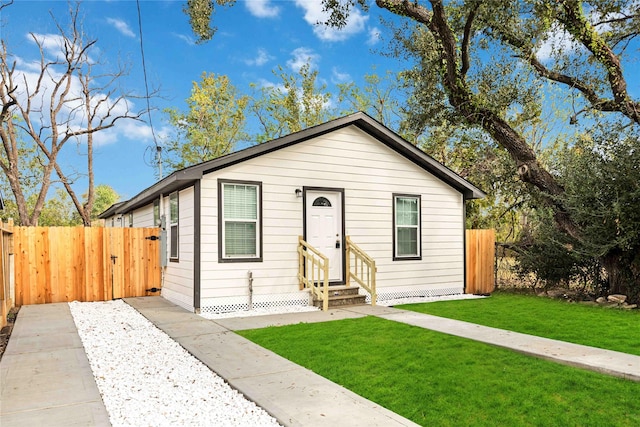 view of front of house featuring a front lawn