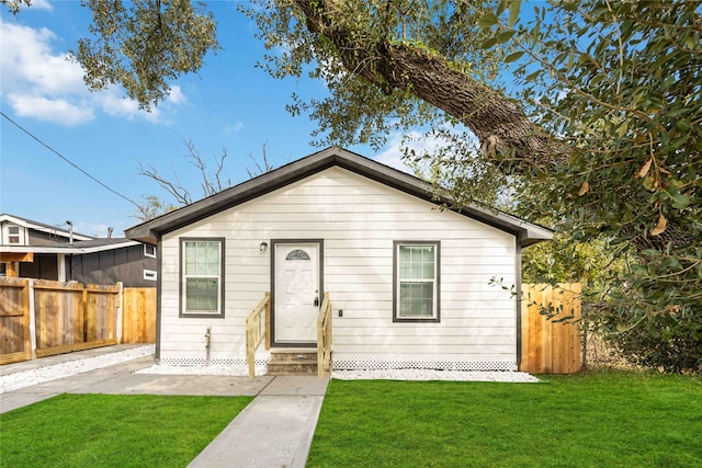 view of front of home featuring a front yard