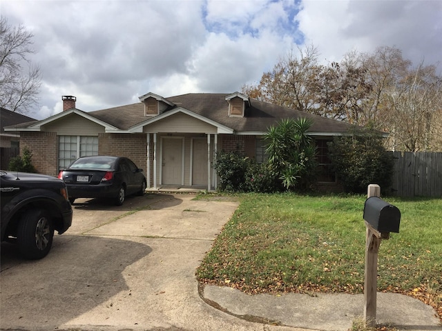 view of front of property featuring a front lawn