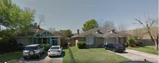 view of front of property featuring a front lawn