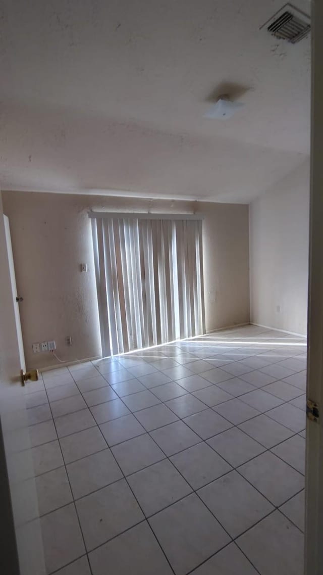 unfurnished room featuring light tile patterned floors