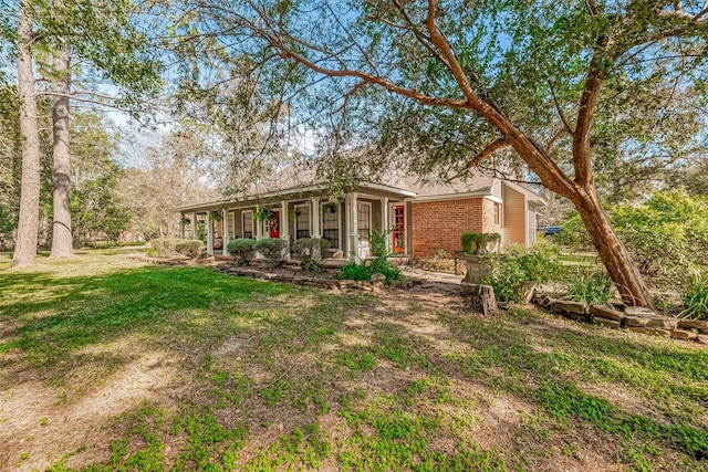 ranch-style home featuring a front lawn