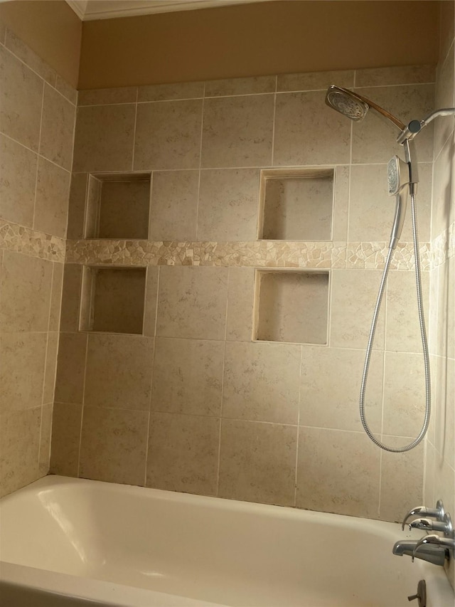 bathroom featuring tiled shower / bath combo