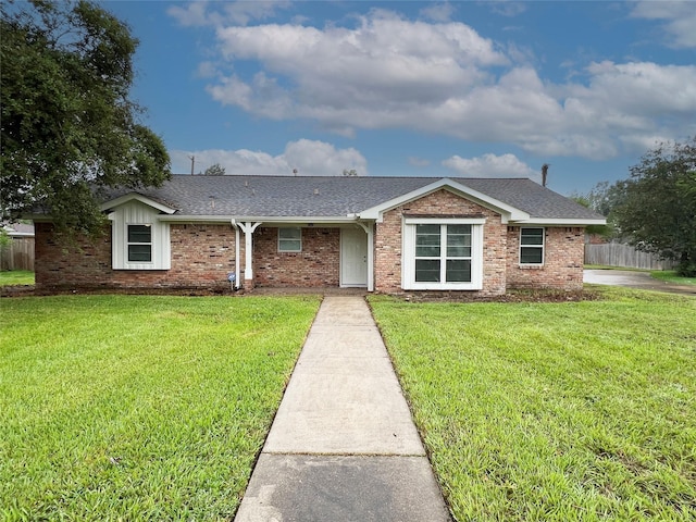 ranch-style house featuring a front yard