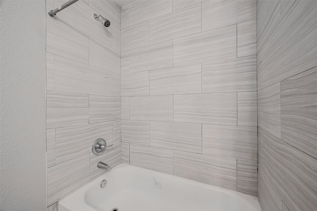 bathroom featuring tiled shower / bath