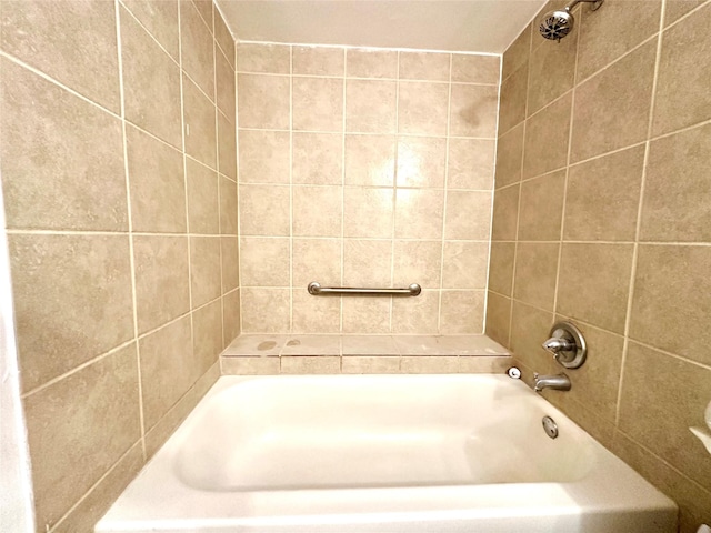 bathroom featuring tiled shower / bath