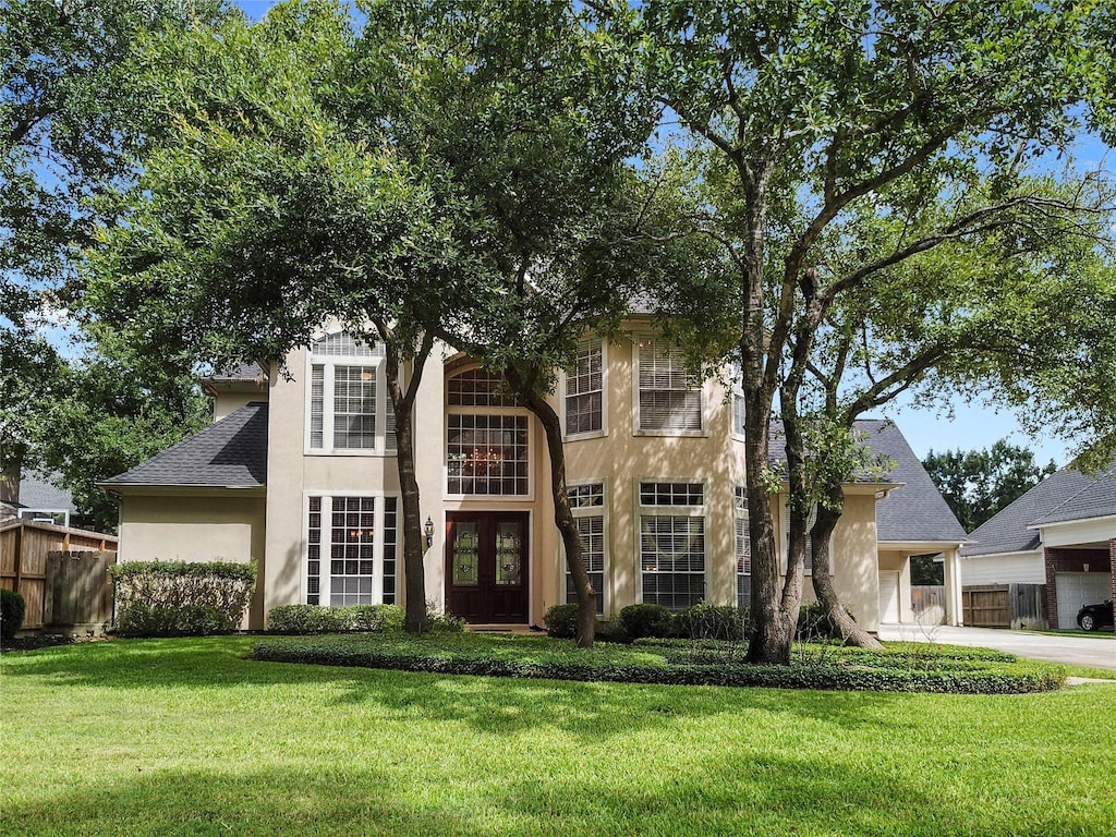 view of front facade with a front lawn