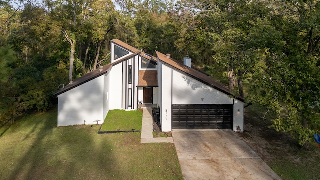 view of front of home featuring a front yard and a garage