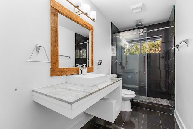 bathroom featuring tiled shower, vanity, and toilet