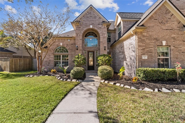 view of front of property featuring a front lawn