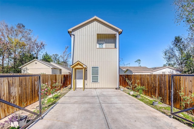 view of front of home featuring a patio area