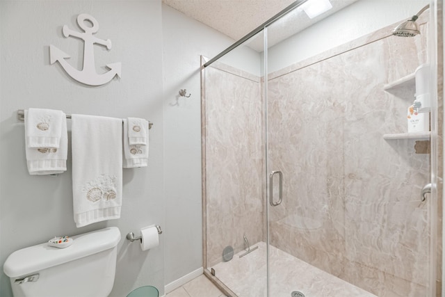 bathroom featuring a shower with shower door, a textured ceiling, and toilet