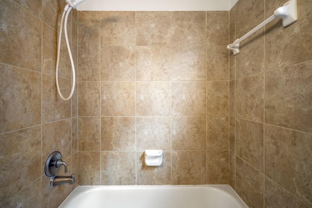 bathroom featuring tiled shower / bath combo