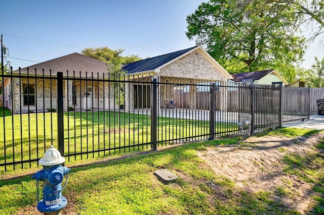 view of gate featuring a lawn