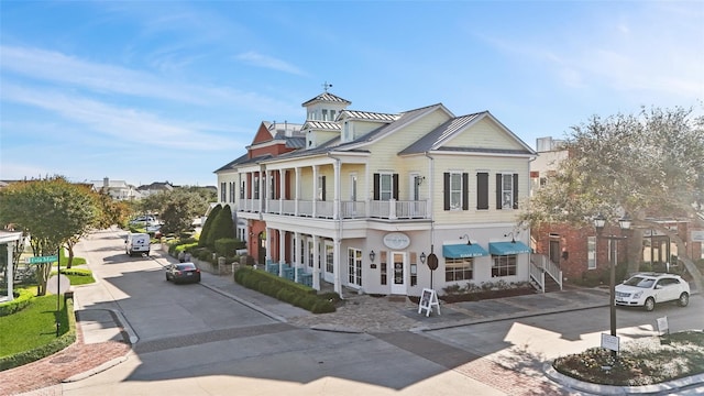 view of front of property featuring a balcony