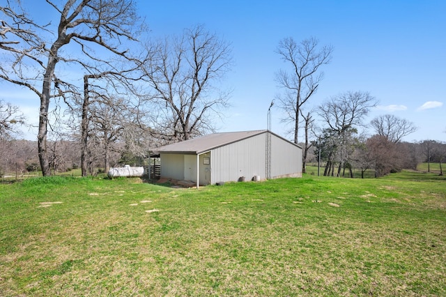 view of yard featuring an outbuilding