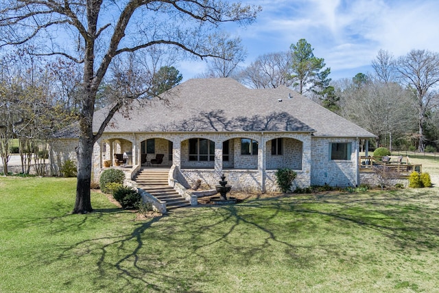 view of front facade featuring a front lawn