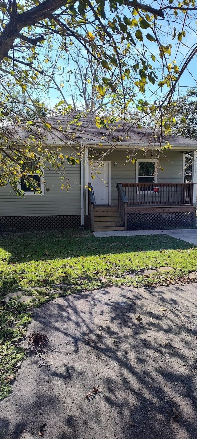 view of front facade with a front yard