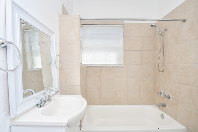 bathroom with tiled shower / bath and sink