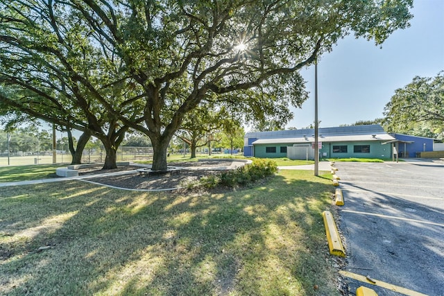 view of front of house featuring a front lawn