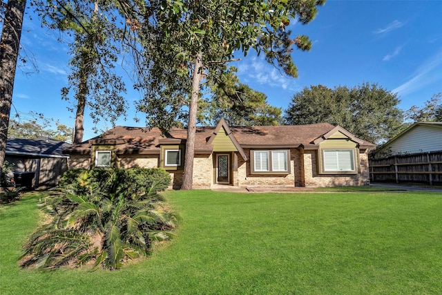 view of front of house featuring a front lawn