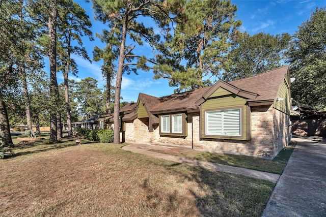 view of front of property featuring a front yard