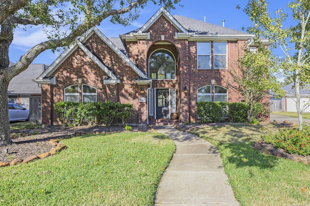 view of front facade featuring a front lawn