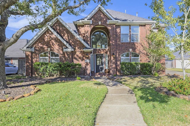 view of front facade featuring a front lawn